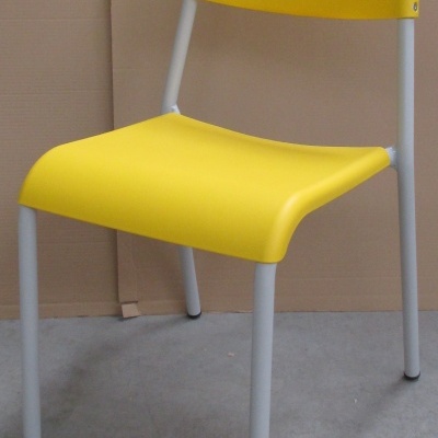 Cadeira amarela com pernas cinzentas