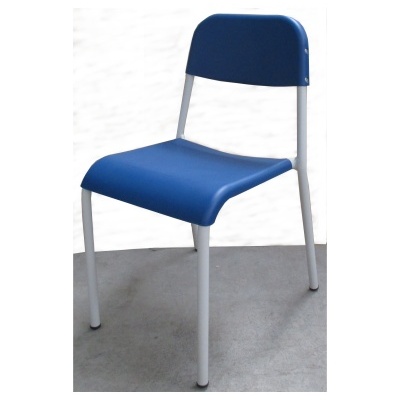 Cadeira azul com estrutura branca em chão cinzento