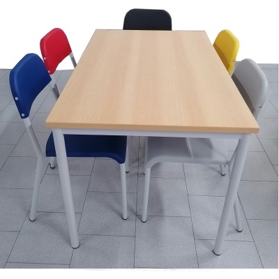 Mesa de madeira clara com seis cadeiras coloridas em metal e plástico