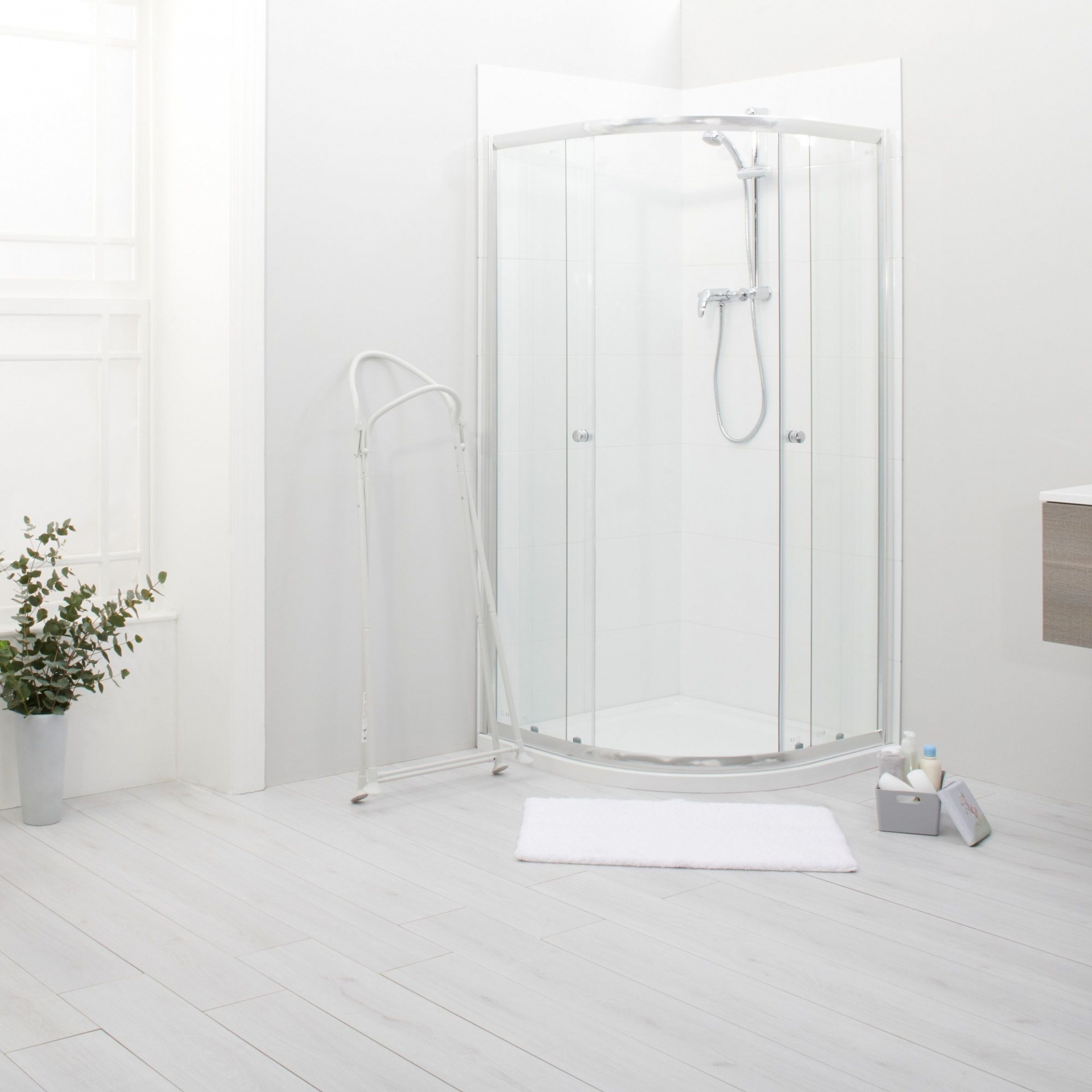 SUPORTE PARA BANHEIRA SHNUGGLE Cabine de duche quadrante de vidro transparente em casa de banho minimalista