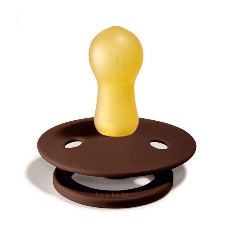 BIBS COLOUR Chupeta para bebé com boquilha amarela e base castanha.