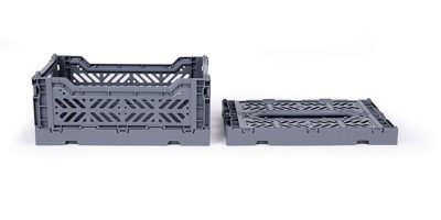 CAIXA EMPILHÁVEL | MAXI Caixas empilháveis de plástico cinza, uma aberta e outra fechada, com design geométrico