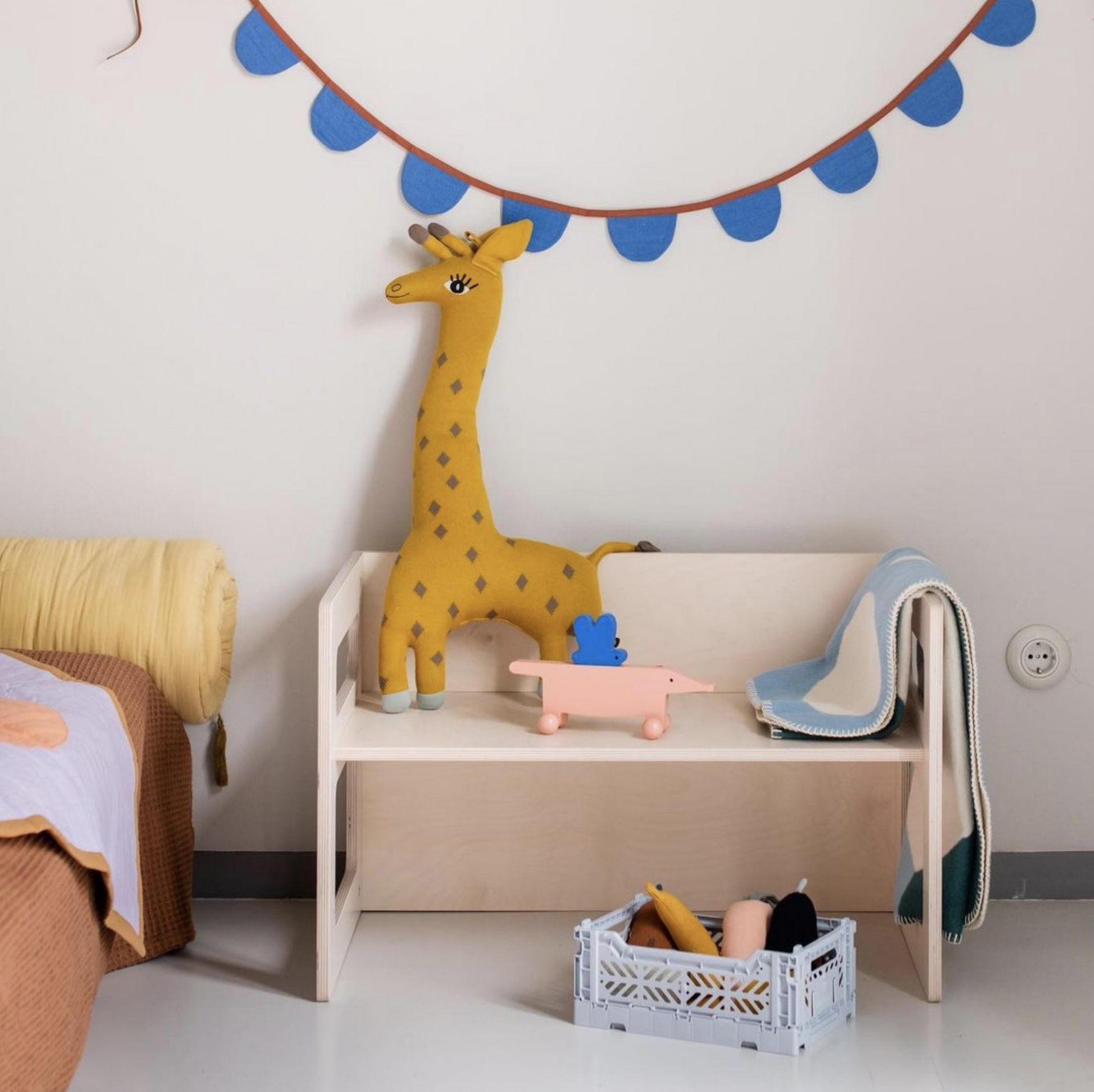 CAIXA EMPILHÁVEL | MAXI Cenário de quarto infantil com banco de madeira clara e brinquedos