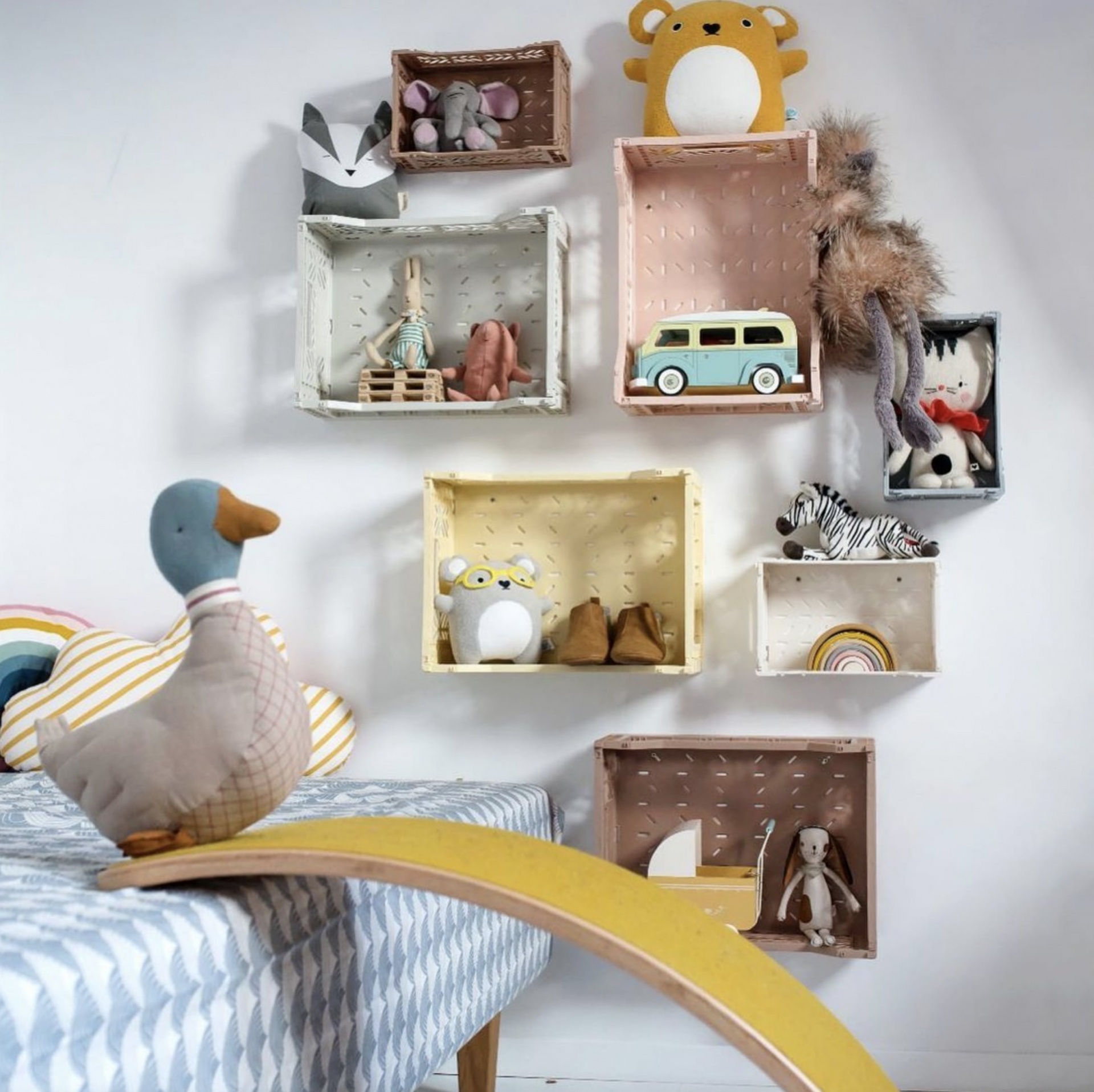 CAIXA EMPILHÁVEL | MAXI caixas coloridas de parede com brinquedos variados em ambiente infantil