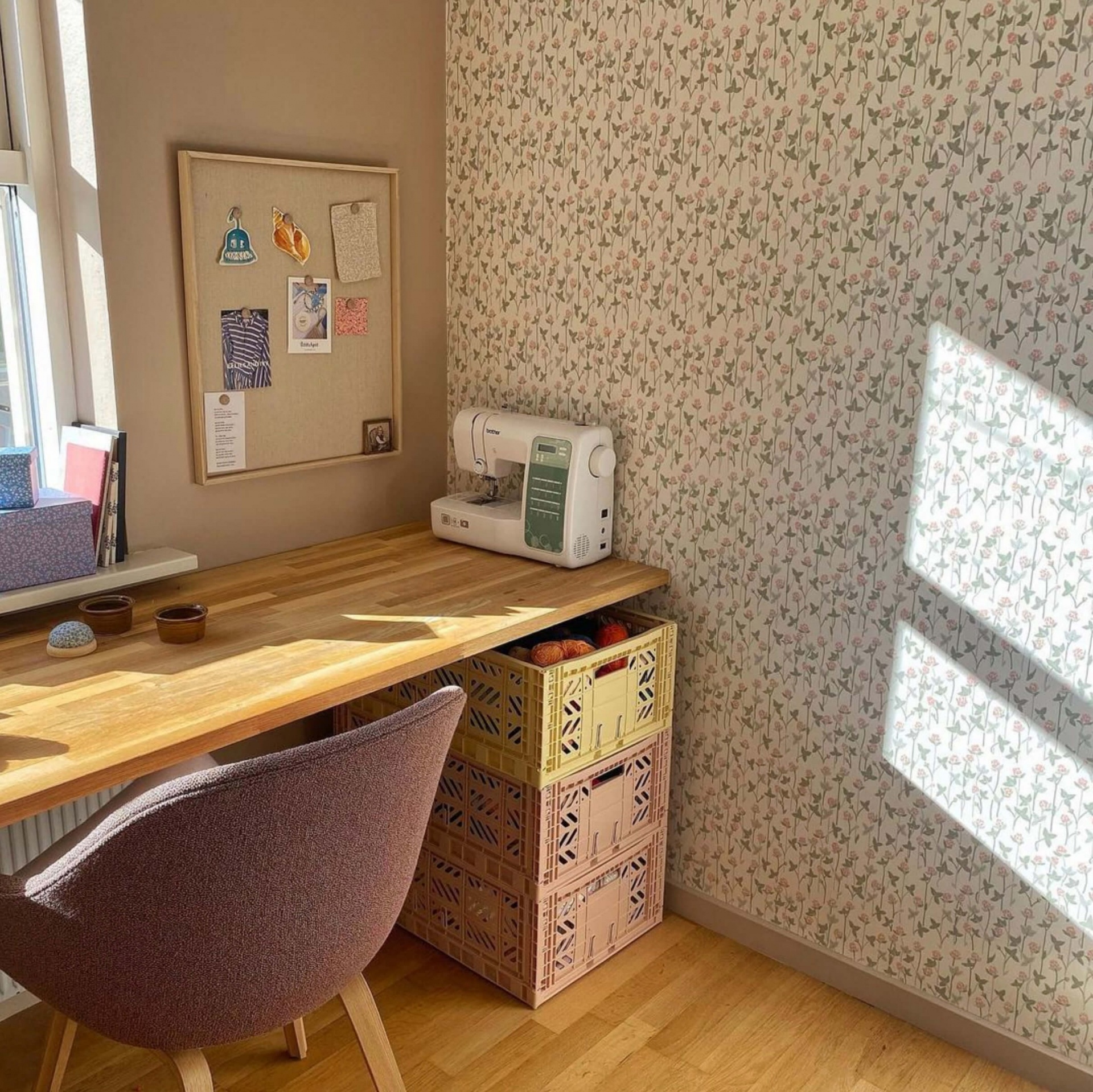 CAIXA EMPILHÁVEL | MAXI Secretária com máquina de costura, cadeira rosa, caixas decorativas e papel de parede floral