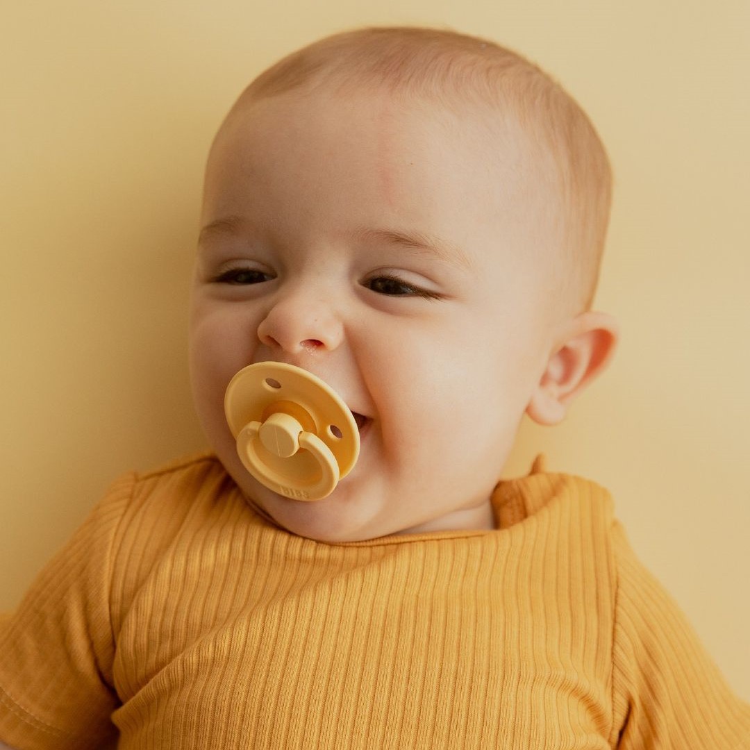 BIBS COLOUR Bebé com camiseta mostarda e chupeta amarela