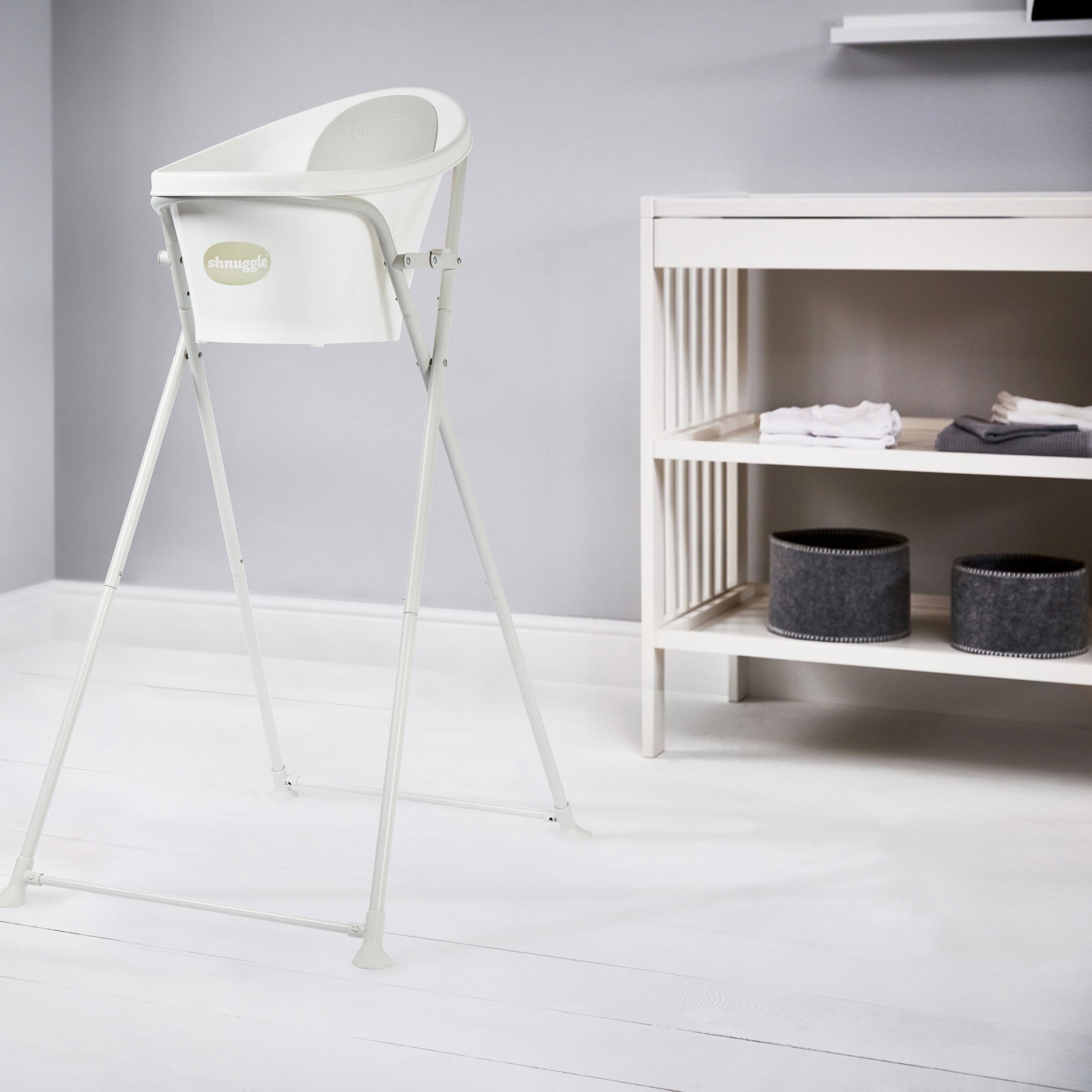 SUPORTE PARA BANHEIRA SHNUGGLE Cadeira alta de bebé branca com móvel branco e cestas cinzentas