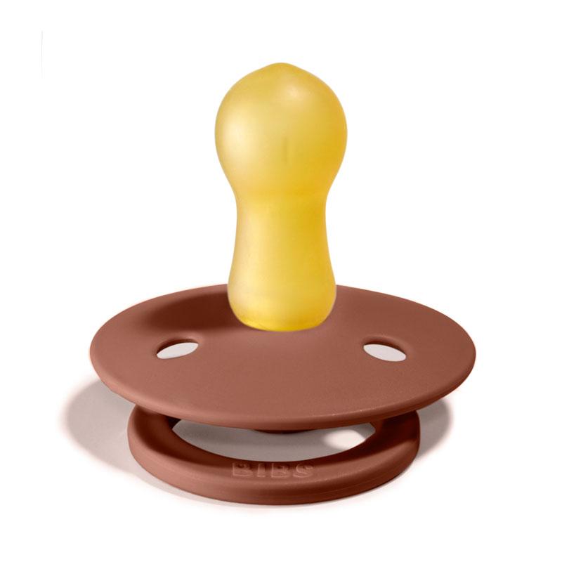 BIBS COLOUR Chupeta castanha com tetina amarela em fundo branco