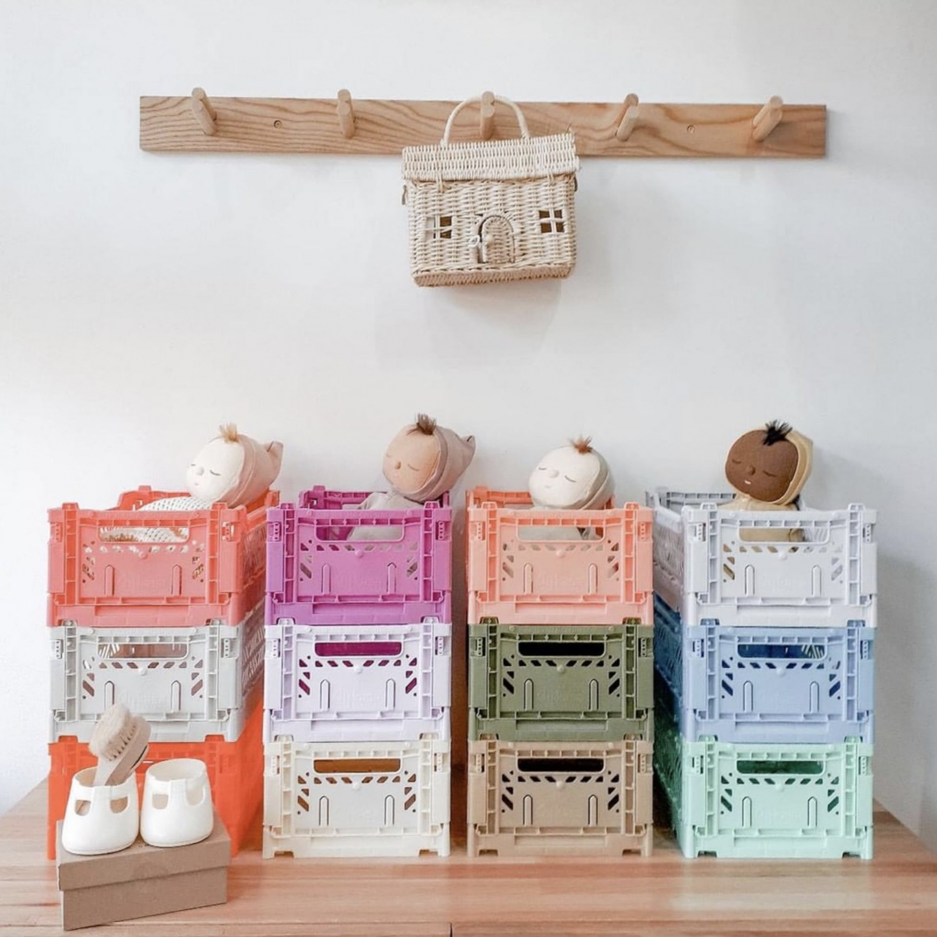 CAIXA EMPILHÁVEL | MAXI Caixas de armazenamento coloridas empilhadas com bonecas de pano e cabideiro de madeira com bolsa pendurada