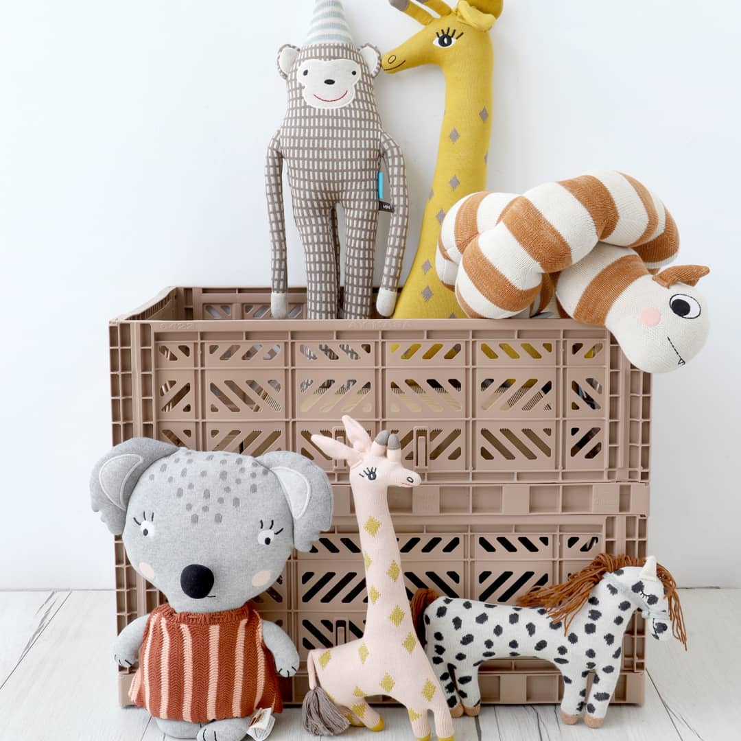 CAIXA EMPILHÁVEL | MAXI Caixas de plástico com peluches de coala, girafa e cavalo