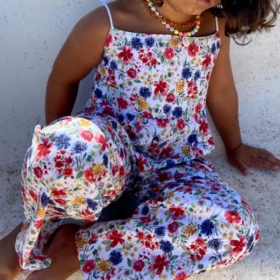 Conjunto infantil de verão com estampa floral colorida em fundo branco