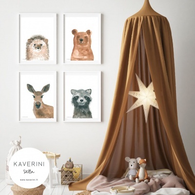 Conjunto de quadros animais, tenda castanha, candeeiro estrela e brinquedos num quarto infantil