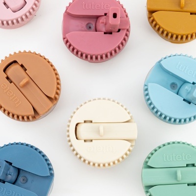 Itens redondos coloridos com a marca 'tutete' em fundo branco