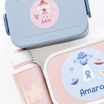 Produtos infantis personalizados com autocolantes coloridos e nomes.