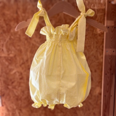 Macacão amarelo de bebé com alças e padrão de pontos