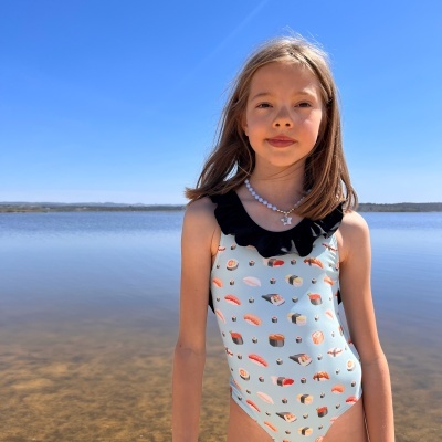 Fato de banho infantil azul claro com estampa de sushi e gola preta