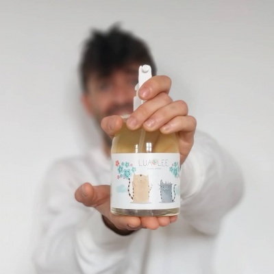 Frasco com spray com etiqueta de gatos e texto LUALLEE