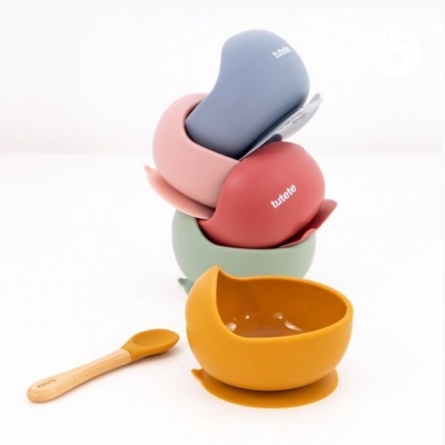 Conjunto de tigelas coloridas e espátula de silicone e madeira