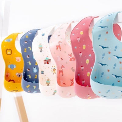 Conjunto de babetes de silicone coloridos com padrões de animais e objetos