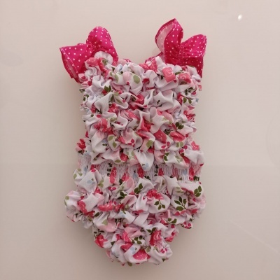 Macacão de bebé floral com alças cor-de-rosa de bolinhas