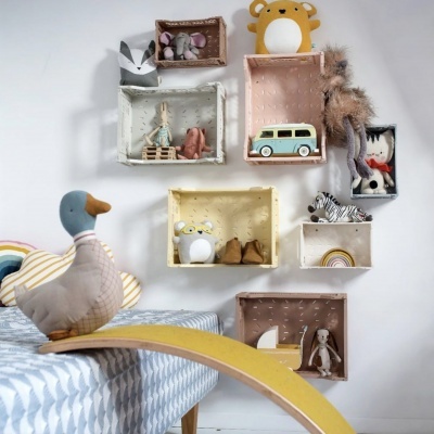 caixas coloridas de parede com brinquedos variados em ambiente infantil