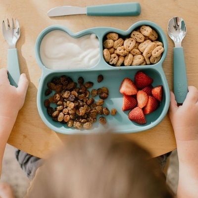 Tabuleiro infantil azul com alimentos variados e talheres