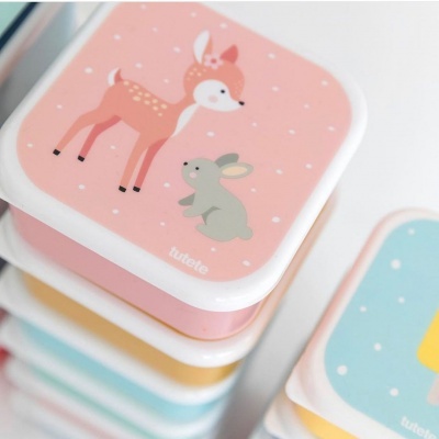 Caixa quadrada cor-de-rosa com ilustração de veado e coelho