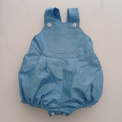 Macacão curto azul claro com pontos brancos sobre fundo branco
