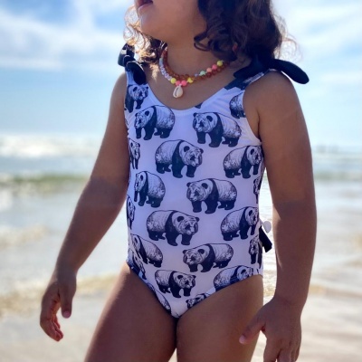 Fato de banho infantil branco com pandas pretos, alças com laços pretos