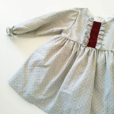 Vestido cinzento claro com pontos pretos e detalhe vermelho frontal