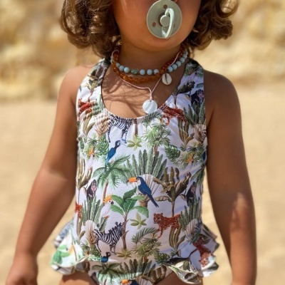 Fato de banho infantil com padrão de animais selvagens coloridos