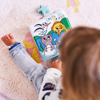 Livro infantil macio com ilustrações de animais e texto 'SPLISH SPLASH'