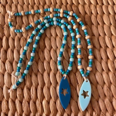 Colares com contas azuis, brancas e bege com pendentes ovais e recorte de estrela