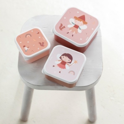 Três caixas de plástico decoradas com fadas e animais sobre banco branco