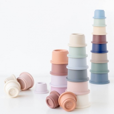 Conjunto de copos empilháveis de plástico em cores pastel sobre fundo branco