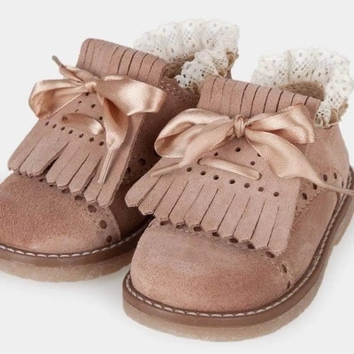 Sapatos infantis camurça castanha com laços e franjas