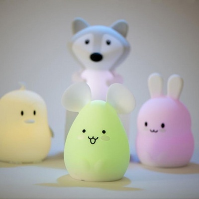 Quatro candeeiros infantis coloridos em forma de animais com expressão facial simples