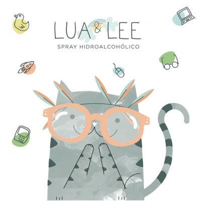 Embalagem de spray hidroalcoólico com gato e texto Lua & Lee