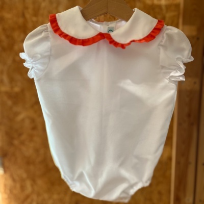 Body branco para bebé com gola redonda e folho vermelho