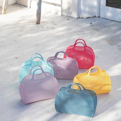 Seis sacos de mão de plástico coloridos perfurados