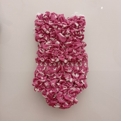 Cueca de bebé rosa com padrão floral branco e textura frisada