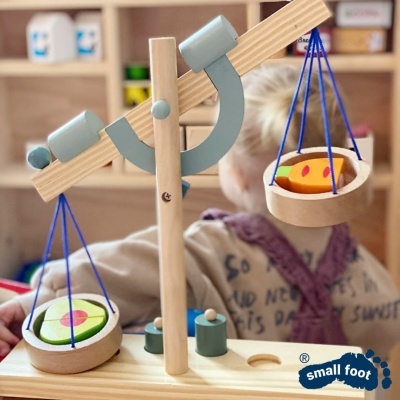 balança de brinquedo em madeira com frutas coloridas