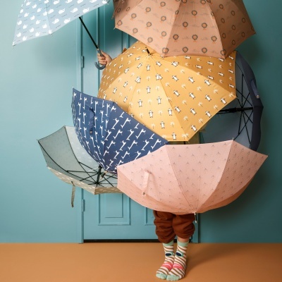 Seis guarda-chuvas coloridos com padrões diferentes num cenário interior