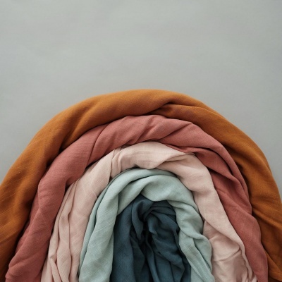 tecidos coloridos enrolados em tons terrosos e pastel