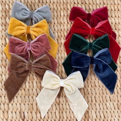 Laços de veludo coloridos sobre superfície trançada