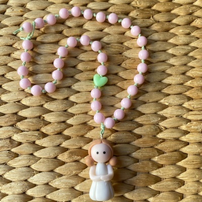 Colar de contas rosadas com pendente de menina