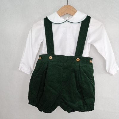 Conjunto infantil branco e verde com camisa de gola e calções de veludo