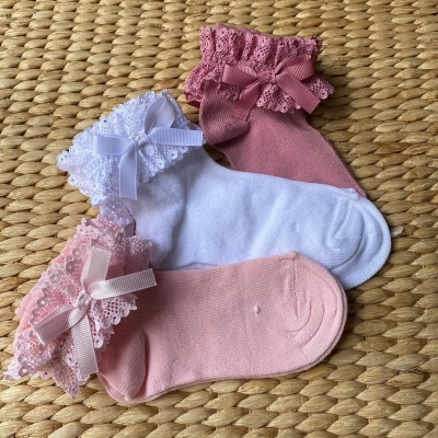 Tres pares de meias curtas com punhos de renda e laços em branco, rosa clara e rosa escuro