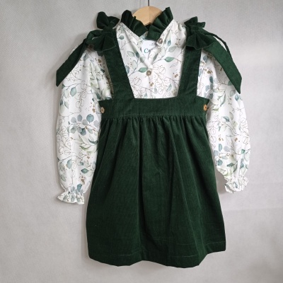 Conjunto infantil camisa branca floral e vestido verde com laços