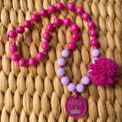 Colar de contas rosa fúcsia e lilás com pingente 'SOFIA' e pompom